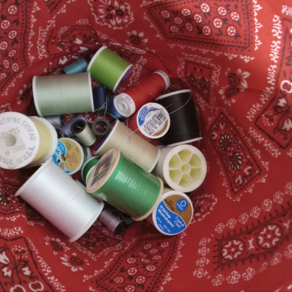 Vintage Sewing Basket  Bandana wrapped Top JC Penny  with Spols of Treads - Picture 2 of 7